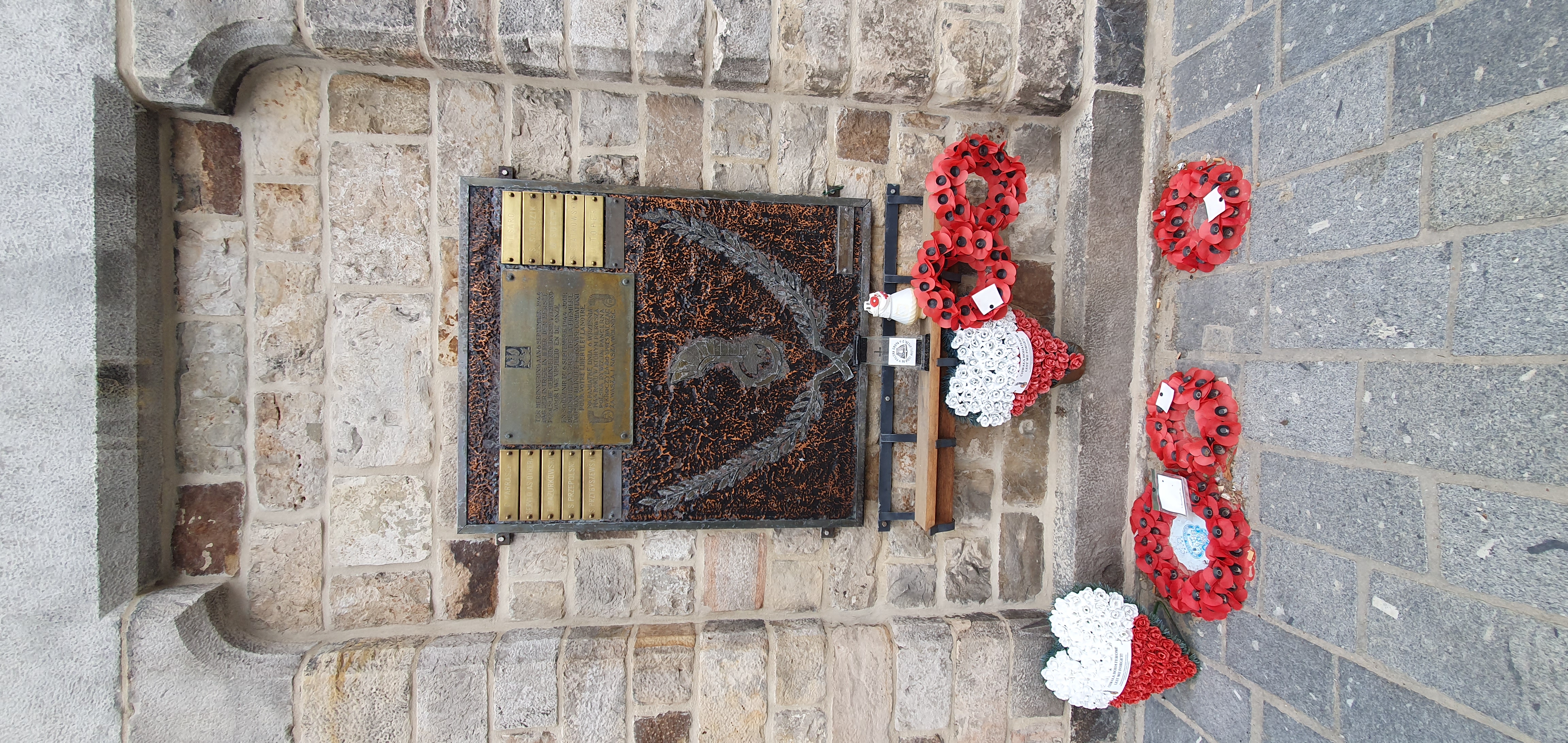 Photo showing Plaque commemorating the entry into Ypres of the First Armoured Division of General Stanisław Maczek
