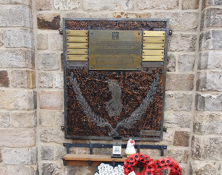 Photo showing Plaque commemorating the entry into Ypres of the First Armoured Division of General Stanisław Maczek