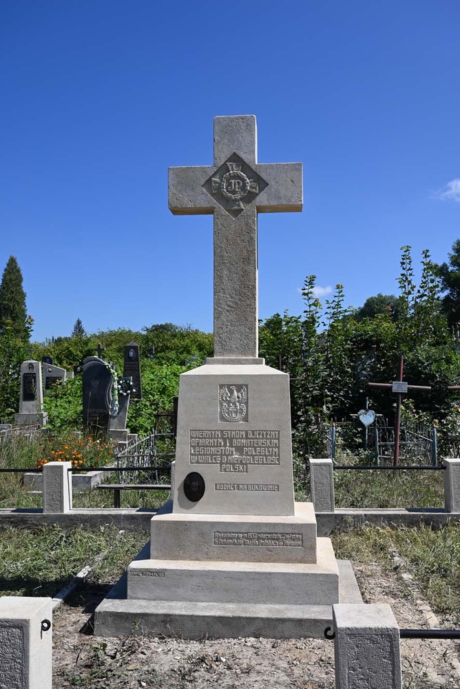 Photo showing Graves of Polish soldiers in the cemetery