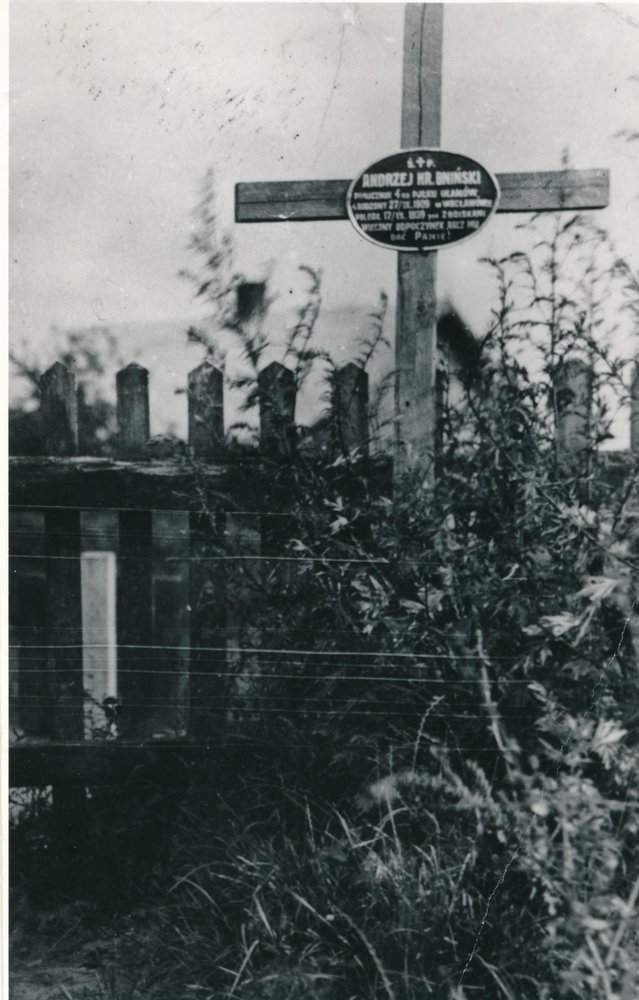 Photo montrant Tombes individuelles de soldats de l\'armée polonaise tués en septembre 1939.