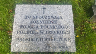Nagrobek żołnierzy Wojska Polskiego poległych w wojnie polsko-bolszewickiej, 1920. Napis: 'Tu spoczywają żołnierze Wojska Polskiego polegli w 1920 roku. Prosimy o modlitwę. Rodacy - Rodakom.'