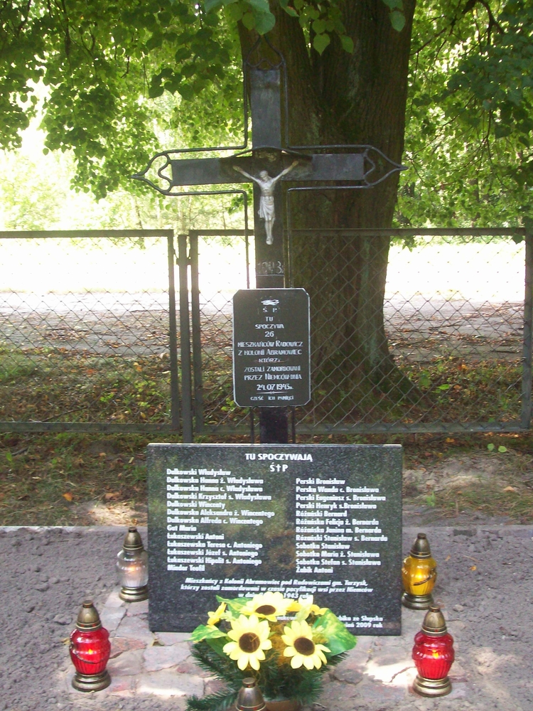 Photo montrant Groby ofiar Ukraińskiej Powstańczej Armii (UPA)