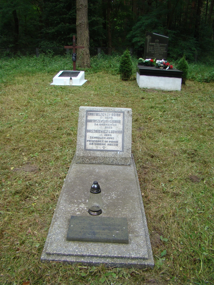 Photo montrant Groby ofiar Ukraińskiej Powstańczej Armii (UPA)