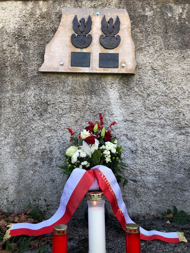 Fotografia przedstawiająca Miejsce spoczynku dwóch żołnierzy 2. Dywizji Strzelców Pieszych na miejskim cmentarzu