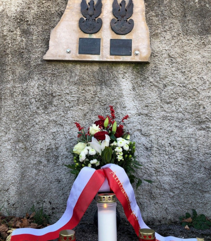 Miejsce spoczynku dwóch żołnierzy 2. Dywizji Strzelców Pieszych na miejskim cmentarzu