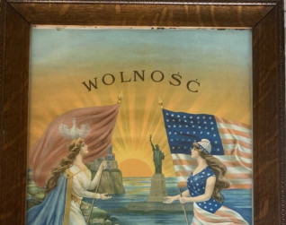Plakat z 1919 roku zatytułowany 'Wolność', przedstawiający dwie kobiety trzymające flagi, jedna z orłem polskim, druga z flagą amerykańską, z posągiem Wolności w tle.