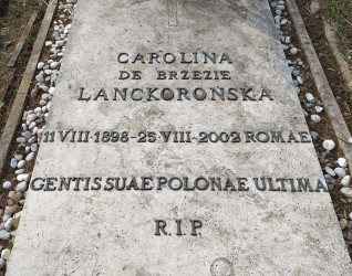 Nagrobek Karoliny de Brzezie Lanckorońskiej z inskrypcją zawierającą daty urodzenia i śmierci, 11 VIII 1898 - 25 VIII 2002 Romae, oraz łacińską frazą 'Gentis Suae Polonae Ultima'.