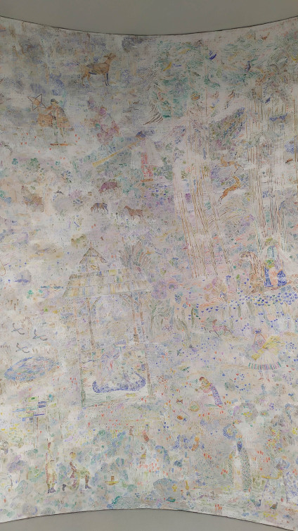 Szczegółowy mural w pastelowych kolorach przedstawiający scenę pastoralną. Postacie w tradycyjnych strojach, zwierzęta i drzewa są rozmieszczone w całej kompozycji, tworząc żywy, teksturowany krajobraz.