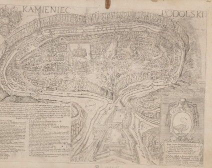 Rycina Kamieńca Podolskiego, ukazująca fortyfikacje i układ miasta. Rzeka Smotrycz otacza miasto, z detalicznymi przedstawieniami budynków, ulic i struktur obronnych. Widoczne napisy łacińskie i herb.