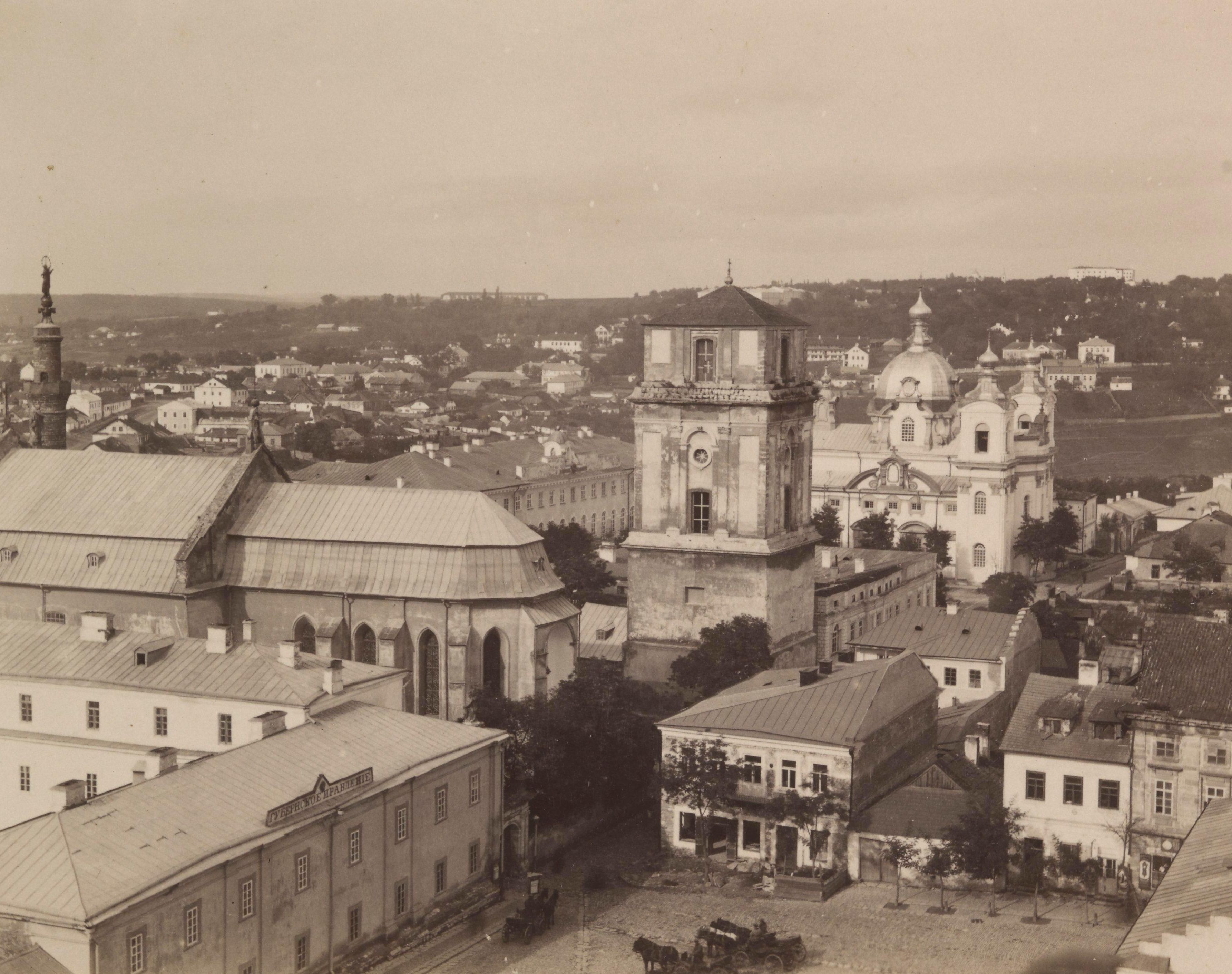 Fotografia przedstawiająca W cieniu katedry: architektura katolickiego seminarium duchownego w Kamieńcu Podolskim