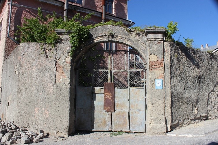 Fotografia przedstawiająca Brama, przez którą przeszedł król - i historia, która poszła dalej