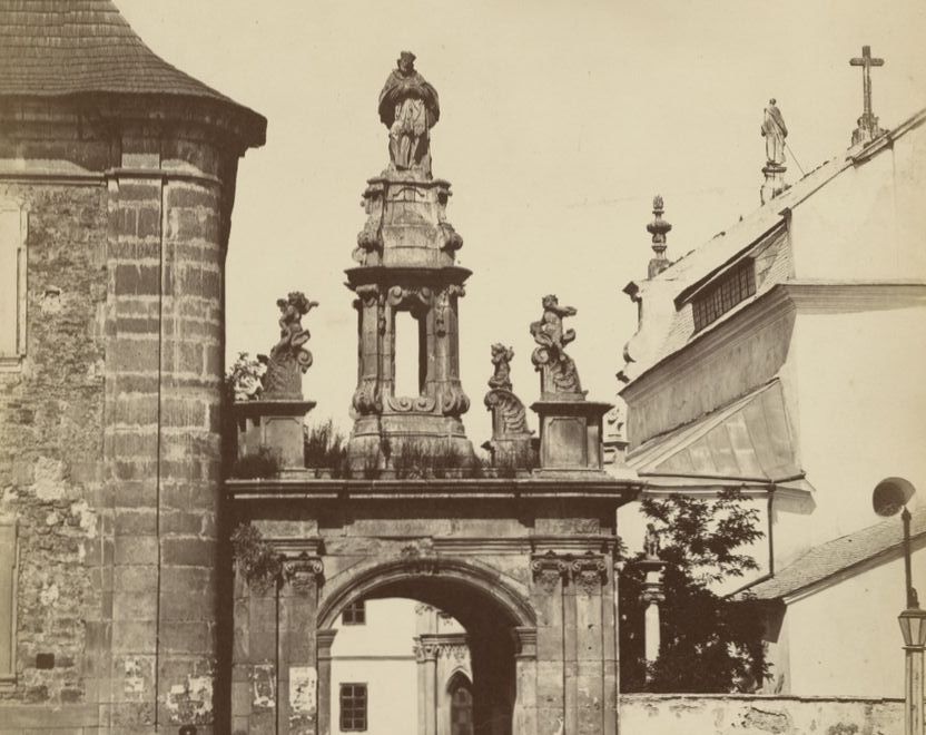 Fotografia przedstawiająca Brama, przez którą przeszedł król - i historia, która poszła dalej