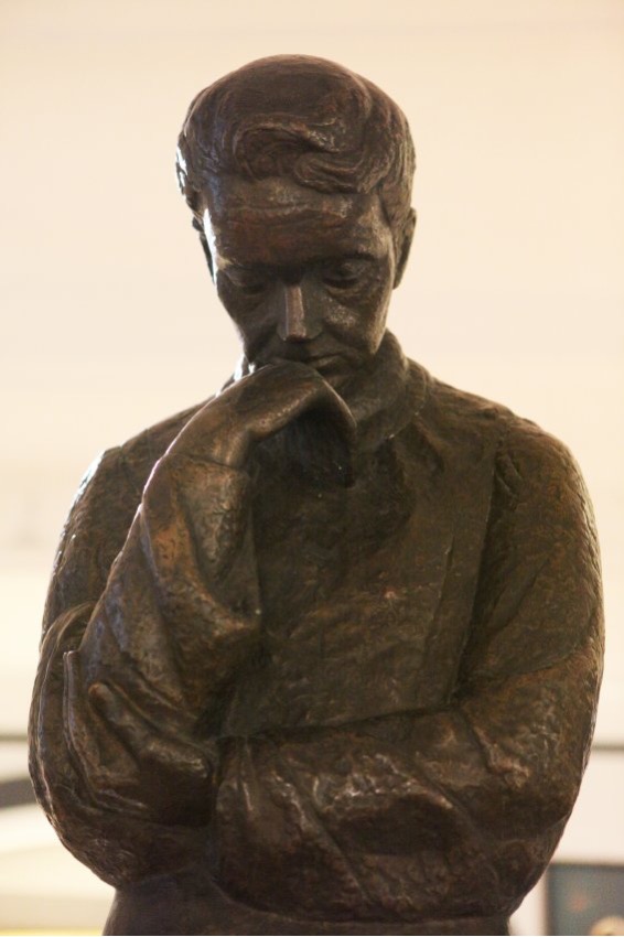 Fotografia przedstawiająca Rzeźba „Maria Skłodowska-Curie” Ludwiki Nitschowej