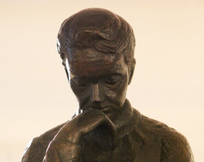 Fotografia przedstawiająca Rzeźba „Maria Skłodowska-Curie” Ludwiki Nitschowej