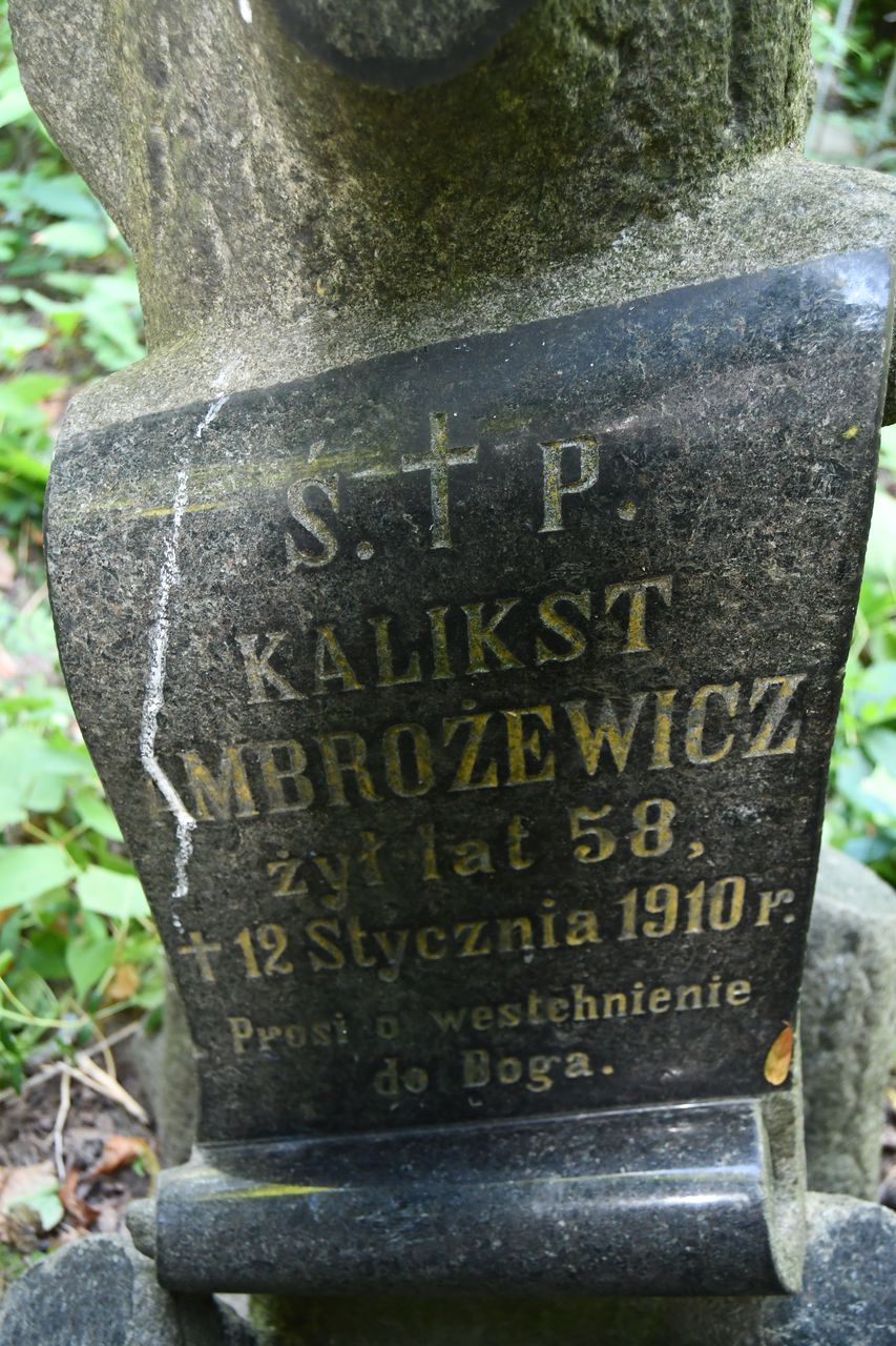 Fragment nagrobka Kaliksta Ambrożewicza, cmentarz Bajkowa w Kijowie, stan z 2021.