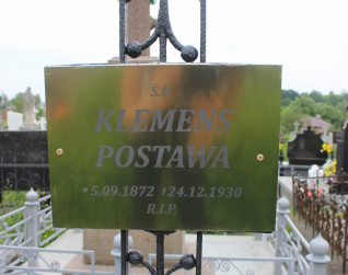Metalowa tablica nagrobna na ogrodzeniu cmentarza z napisem S P Klemens Postawa 5 09 1872 24 12 1930 R I P
