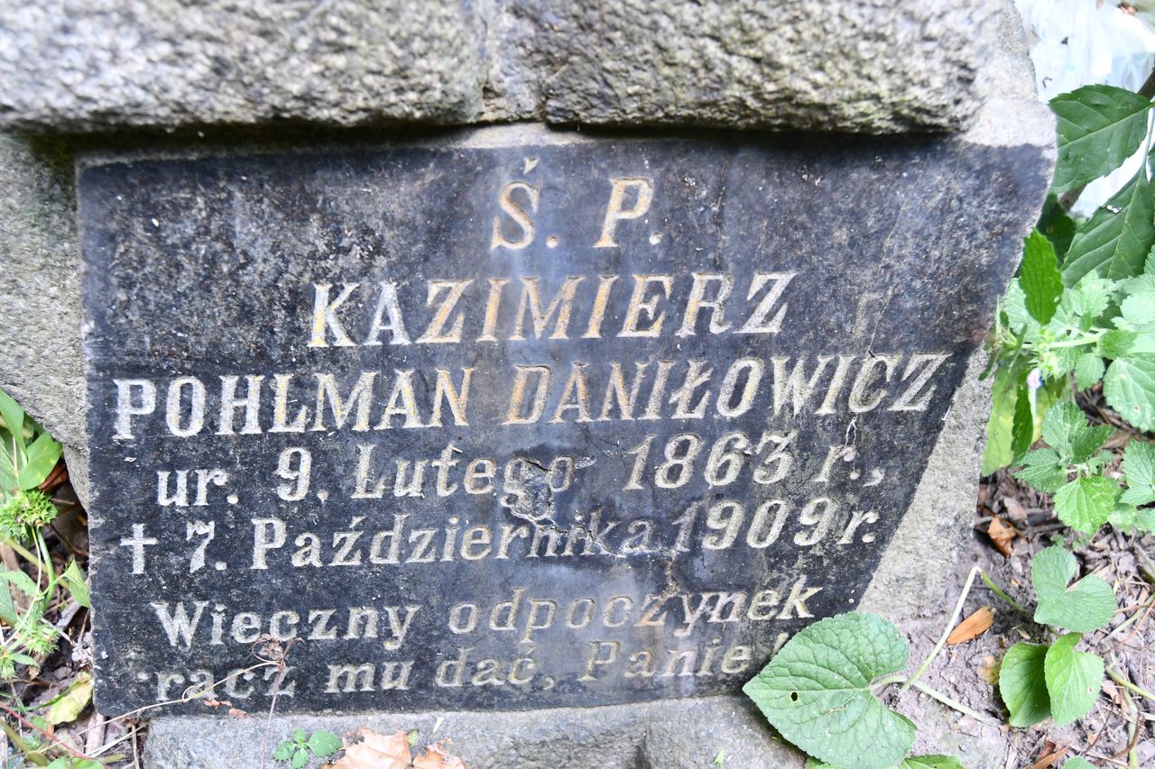 Fragment nagrobka Kazimierza Daniłowicza, cmentarz Bajkowa w Kijowie, stan z 2021.