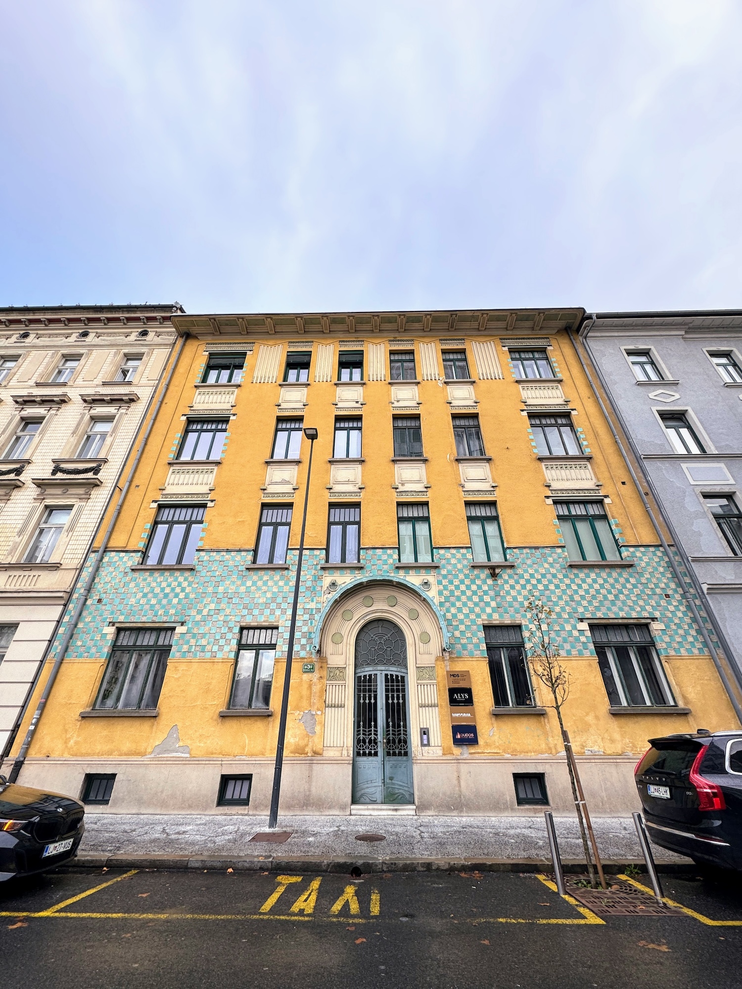 Fotografia przedstawiająca Secesyjne kamienice w Lublanie projektu architekta Roberta Smielowskiego