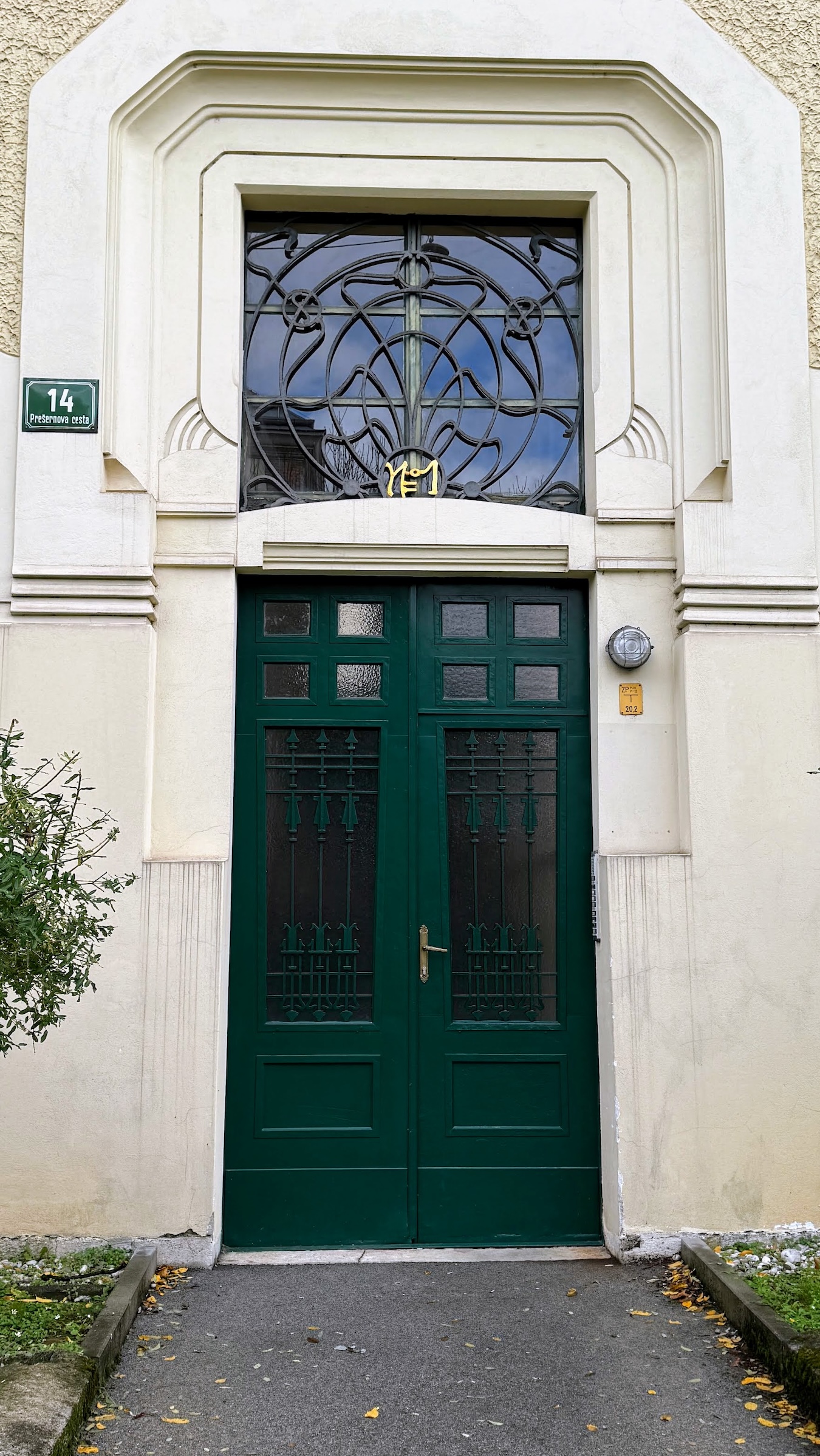 Fotografia przedstawiająca Secesyjne kamienice w Lublanie projektu architekta Roberta Smielowskiego