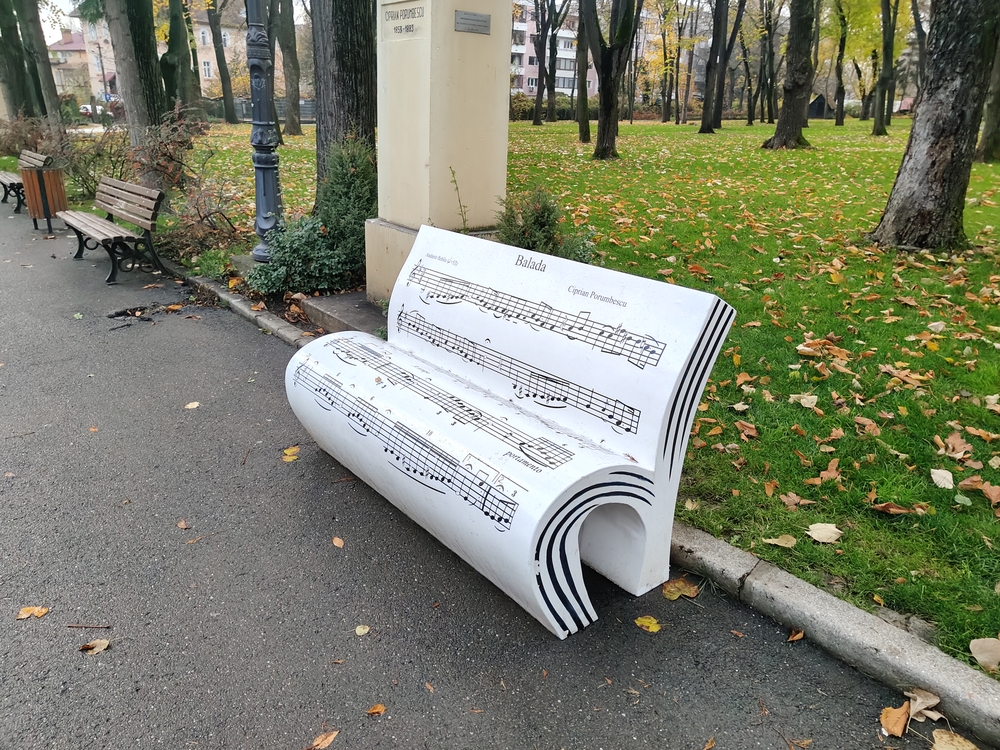 Fotografia przedstawiająca Popiersie Cipriana Porumbescu w parku Copou
