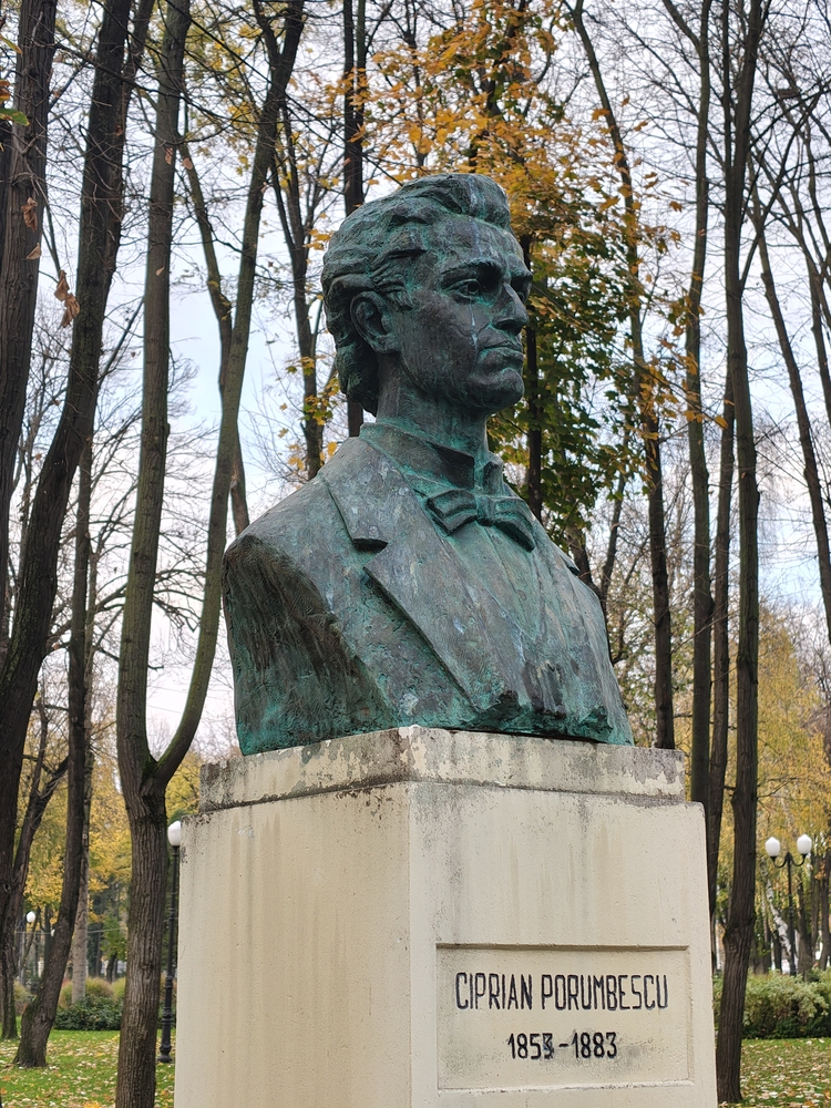 Fotografia przedstawiająca Popiersie Cipriana Porumbescu w parku Copou