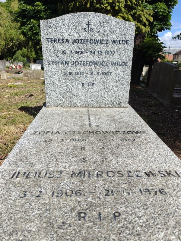 Fotografia przedstawiająca Grób Juliusza Mieroszewskiego na cmentarzu South Ealing