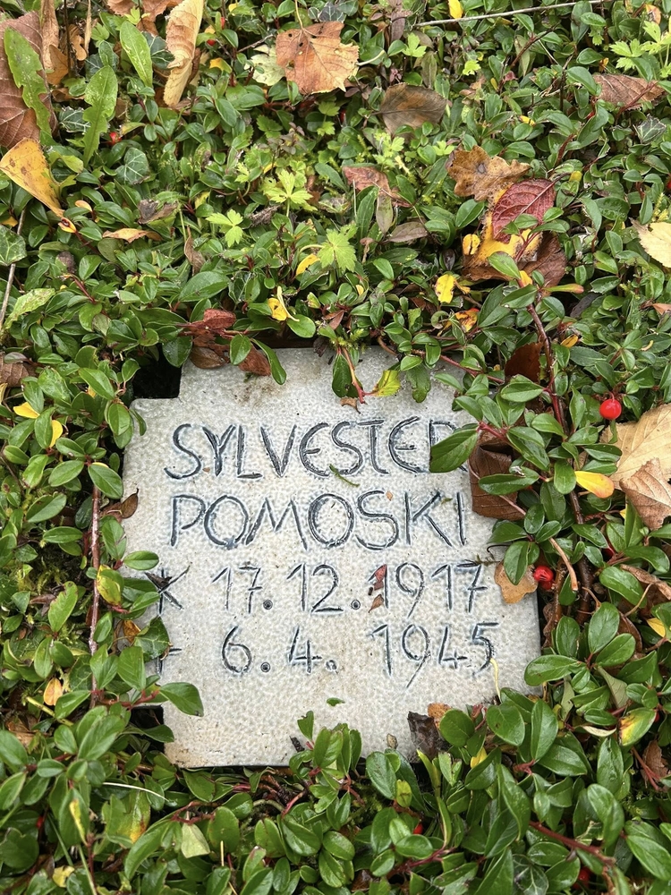 Fotografia przedstawiająca Groby 2 Polaków z II wojny światowej