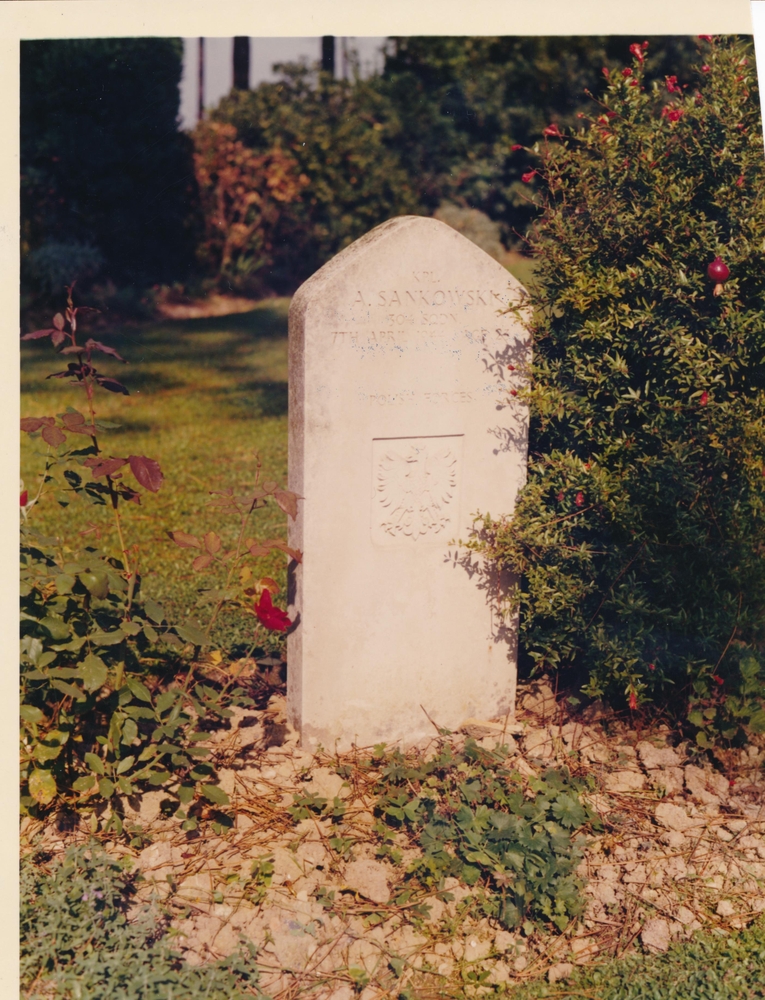 Photo montrant Les tombes des aviateurs polonais au cimetière militaire du Commonwealth