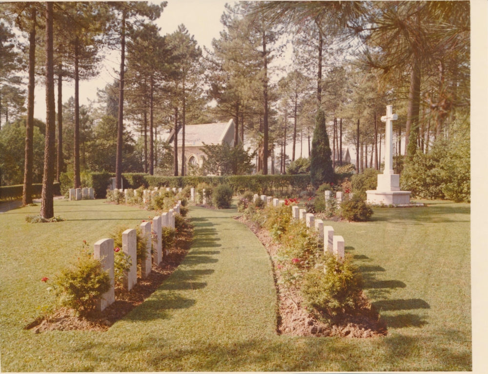 Photo montrant Les tombes des aviateurs polonais au cimetière militaire du Commonwealth