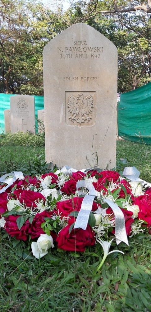 Fotografia przedstawiająca Grób polskiego lotnika na cmentarzu wojennym Wspólnoty Narodów - Kirkee War Cemetery