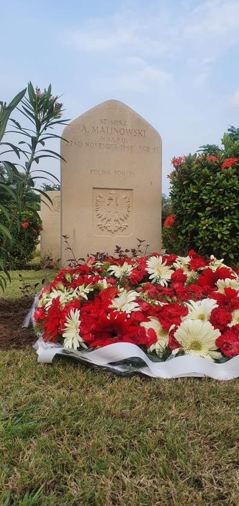 Photo montrant La tombe d\'un aviateur polonais au cimetière militaire du Commonwealth