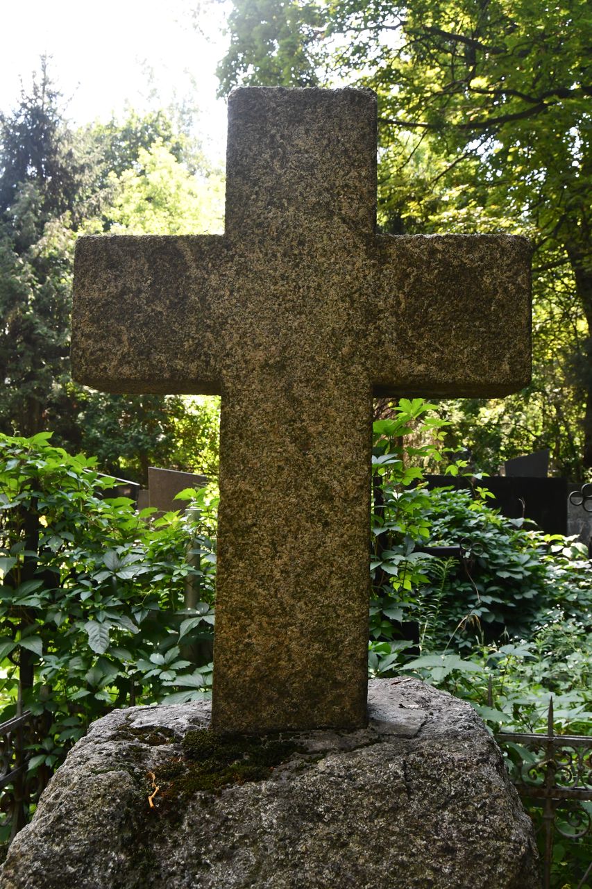 Fragment of Leon Idzikowski's tombstone, Baykova cemetery in Kiev, as of 2021.