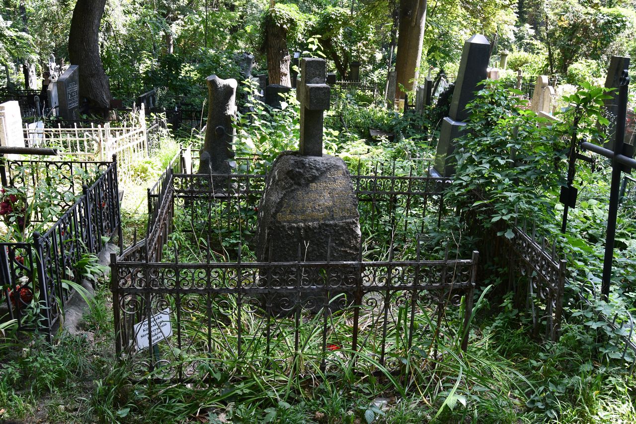 Tombstone of Leon Idzikowski, Baykova cemetery in Kiev, as of 2021.