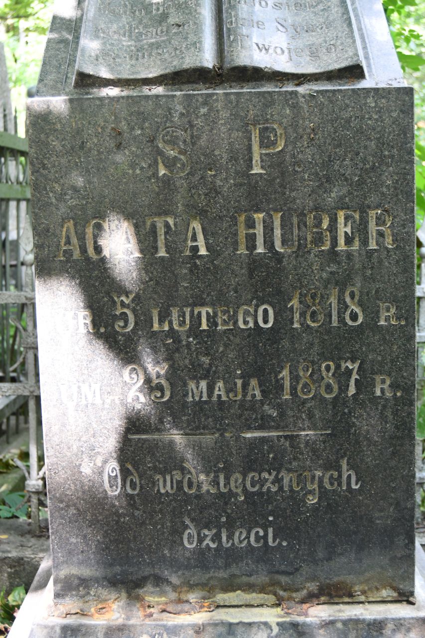 Cokół nagrobka Agaty Hubner, cmentarz Bajkowa w Kijowie, stan z 2021