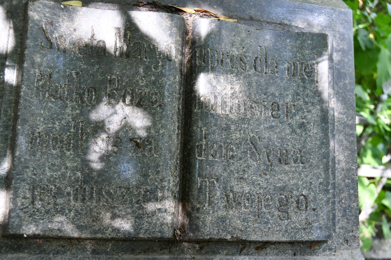 Fragment nagrobka Natalii Jacuńskiej, cmentarz Bajkowa w Kijowie, stan z 2021