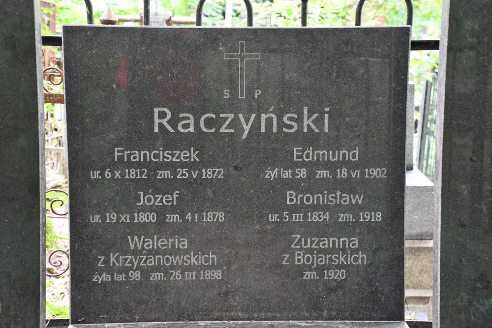 Fotografia przedstawiająca Nagrobek rodziny Raczyńskich