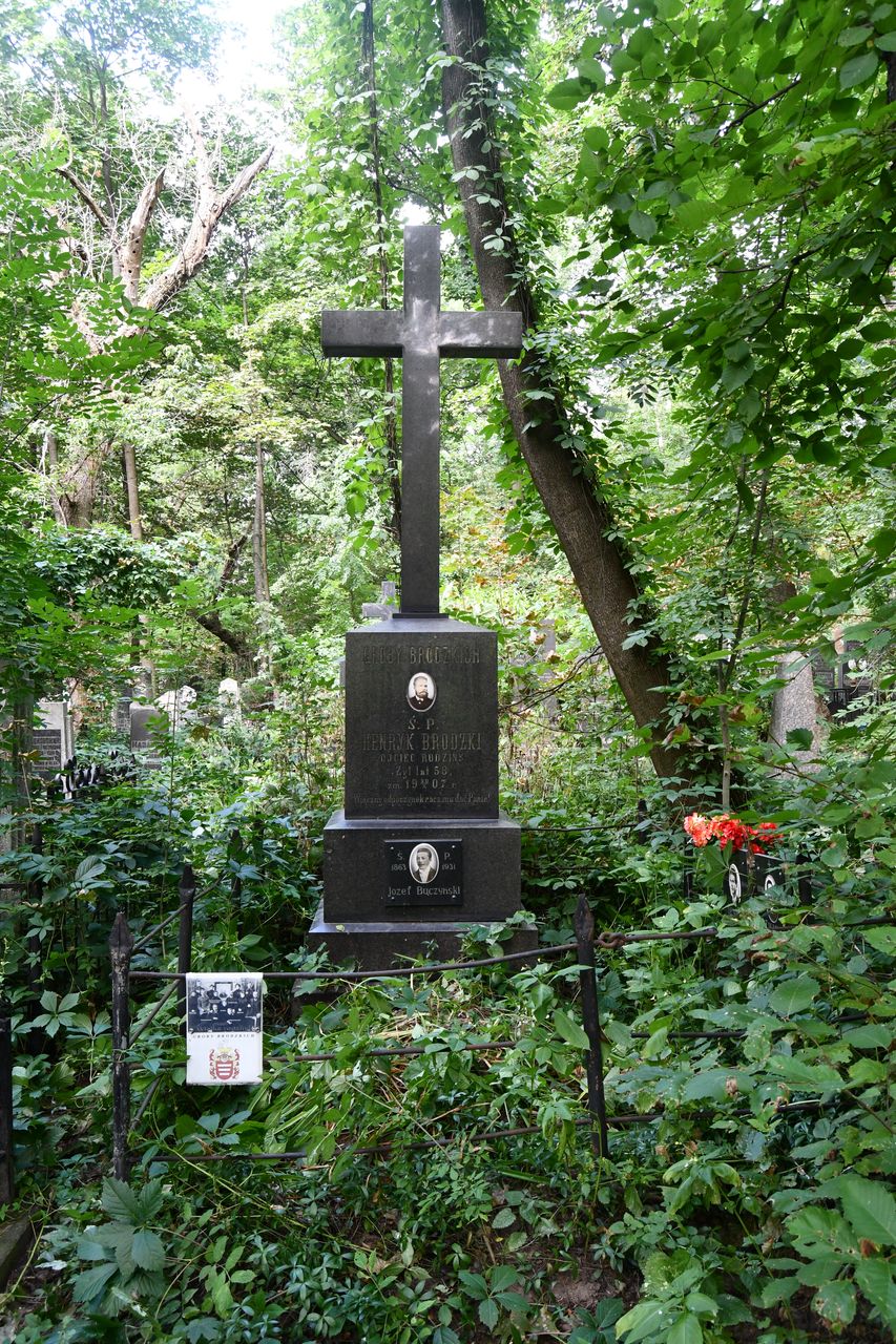 Photo montrant Tombstone of Henryk Brodzki and Józef Buczyński