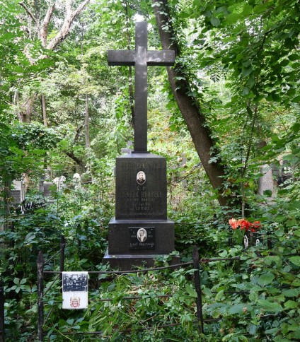 Grób Henryka Brodzkiego i Józefa Buczyńskiego oznaczony krzyżem na trzystopniowym cokole z rytowanymi inskrypcjami i ceramicznymi medalionami z portretami mężczyzn. Otoczony metalowym ogrodzeniem z fotografią rodziny i herbem.
