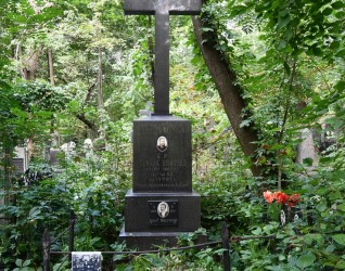 Grób Henryka Brodzkiego i Józefa Buczyńskiego oznaczony krzyżem na trzystopniowym cokole z rytowanymi inskrypcjami i ceramicznymi medalionami z portretami mężczyzn. Otoczony metalowym ogrodzeniem z fotografią rodziny i herbem.