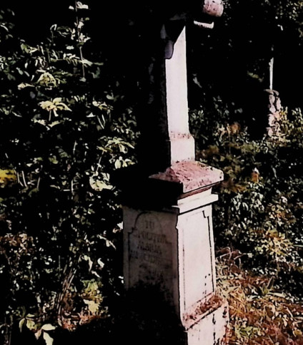 Nagrobek Marii Mroczkowskiej z krzyżem na dwustopniowym cokole. Krzyż ma zakończenia w formie trójliścia i relief Chrystusa. Na froncie cokołu widoczne są inskrypcje.