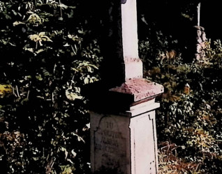 Nagrobek Marii Mroczkowskiej z krzyżem na dwustopniowym cokole. Krzyż ma zakończenia w formie trójliścia i relief Chrystusa. Na froncie cokołu widoczne są inskrypcje.