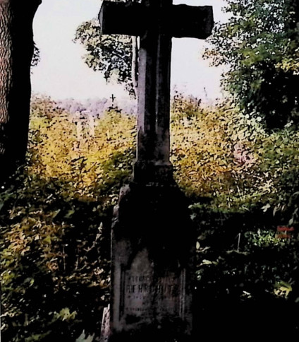 Nagrobek Klaudii Rehschütz z krzyżem na dwustopniowym cokole. Krzyż ma ramiona w kształcie ostrosłupa i profilowaną podstawę. Z przodu płycina z inskrypcją i łukiem.