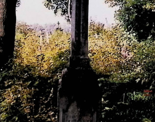 Nagrobek Klaudii Rehschütz z krzyżem na dwustopniowym cokole. Krzyż ma ramiona w kształcie ostrosłupa i profilowaną podstawę. Z przodu płycina z inskrypcją i łukiem.