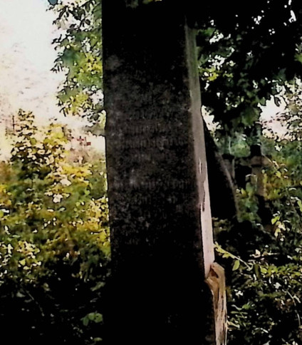 Nagrobek Jana i Marii Schneigertów z obeliskiem na dwustopniowym cokole. Na froncie wyryty krzyż z romboidalnymi zakończeniami, poniżej i po bokach inskrypcje.