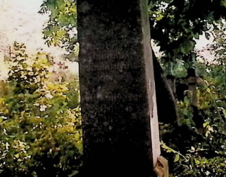 Nagrobek Jana i Marii Schneigertów z obeliskiem na dwustopniowym cokole. Na froncie wyryty krzyż z romboidalnymi zakończeniami, poniżej i po bokach inskrypcje.