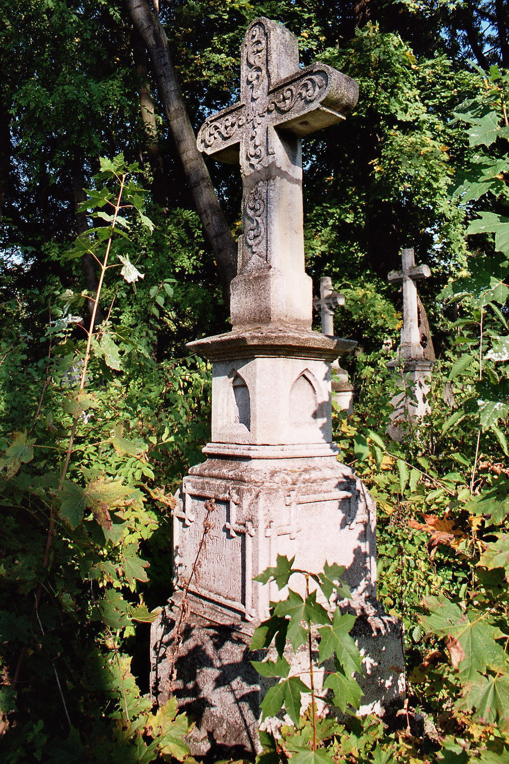Nagrobek Anny Umińskiej, cmentarz miejski w Buczaczu, stan z 2005 r.