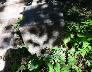 Nagrobek Władysława Rostockiego z krzyżem na profilowanym cokole i dwustopniowej podstawie. Drugi stopień z inskrypcją leży obok grobu. Otoczony zielenią.