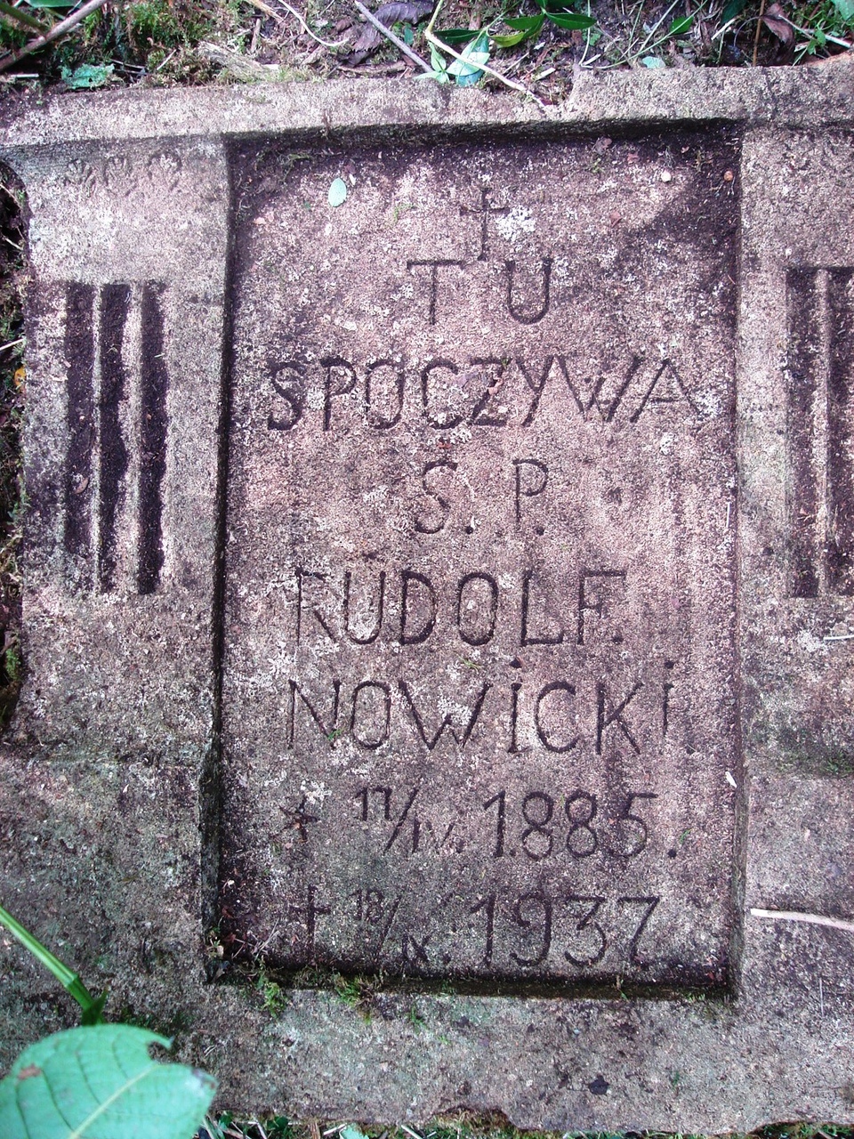 Nagrobek Rudolfa Nowickiego, cmentarz w Puźnikach, stan z roku 2008