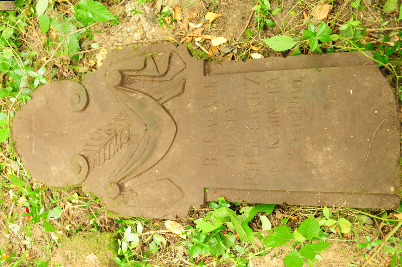 Nagrobek Józefy Poterałowicz Kamińskiej, cmentarz w Puźnikach, stan z 2008 r.