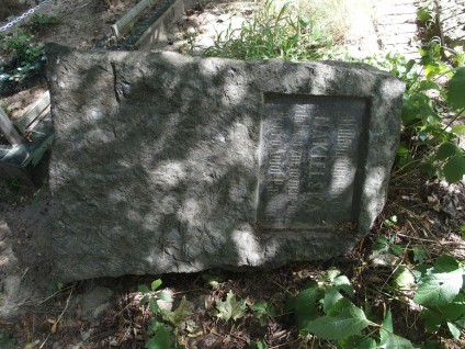 Nagrobek Wilhelminy Nakielskiej oznaczony krzyżem na cokole w formie głazu z płyciną inskrypcyjną z przodu.